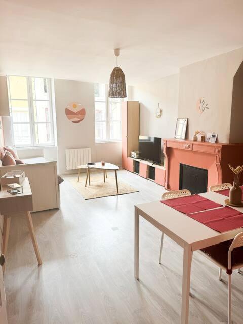 Food And Chill - Deux Appartements Hypercentre - 1 Theme Cinema - By Primo C0Nciergerie Tournus Exterior photo